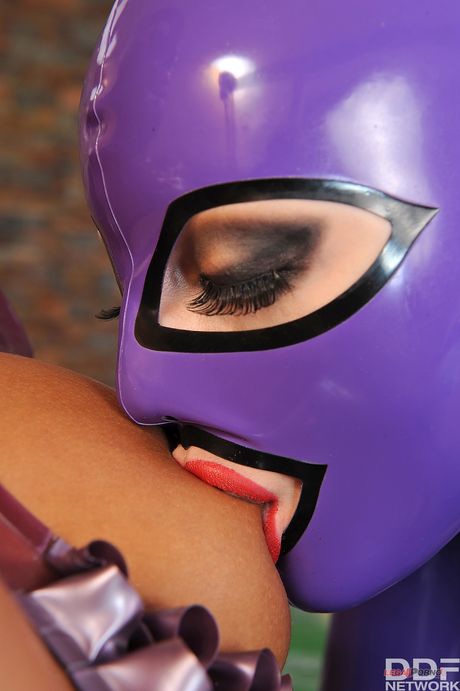 Latex gekleidet Black Angelica & Latex Lucy spielen Fotzen in einer Poolhalle
