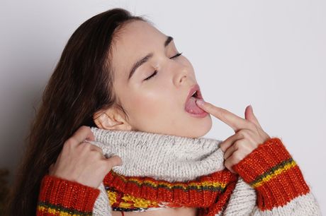 Leona Mia Fingers jej cipka po naga w skarpetach kolanowych
