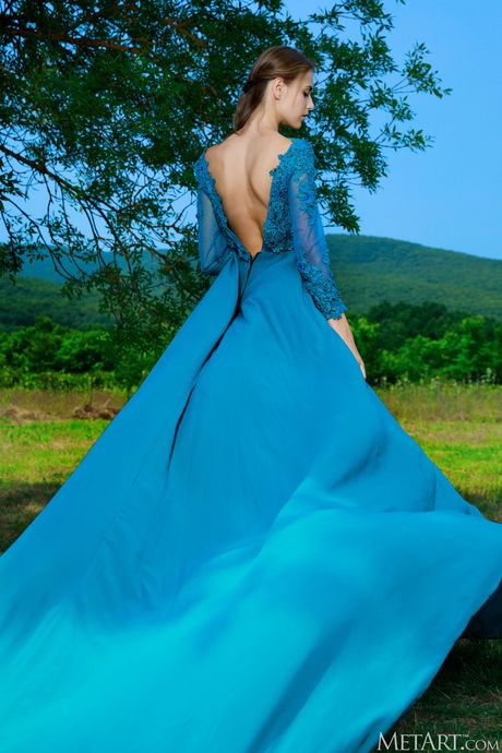 Slender teen Elle Tan gets totally naked on a blanket in a field