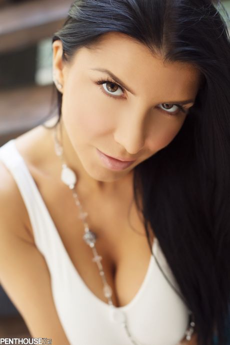 Brunette Centerfold Romi Rain benadrukt haar grote nep -tieten en hete kont buitenshuis
