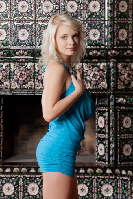 Blonde teenager Feea a bliver nøgen uden skyhed
