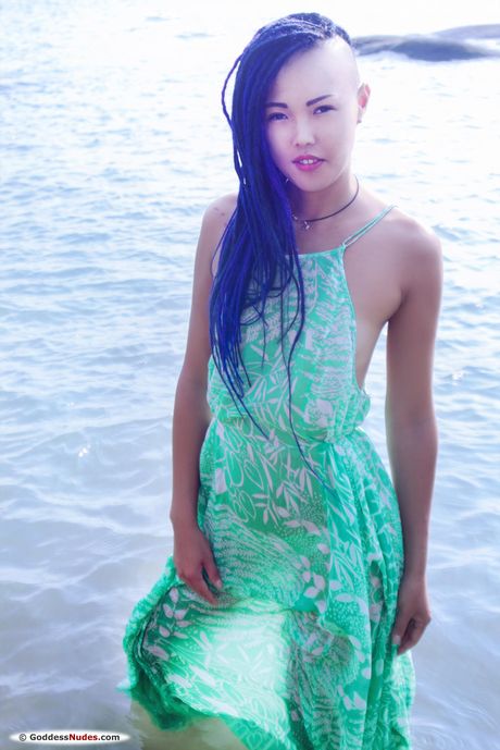 La dulce Julie es una hermosa y sexy chica tailandesa a la que le encanta mostrar su cuerpo
