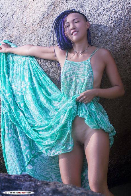 スウィート・ジュリーは、美しくセクシーなタイ人女性で、彼女のボディを披露するのが大好きだ。
