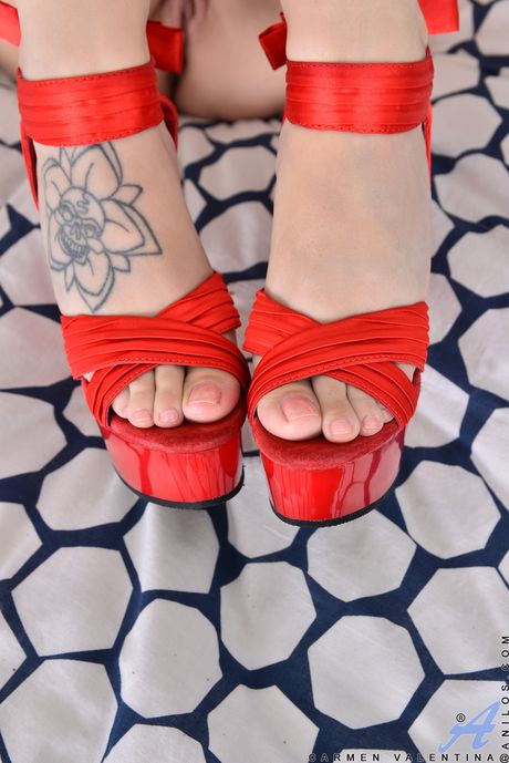 Brunette MILF Carmen Valentina shows her big tits and toys her twat