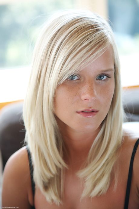 Innocent teen Mary Queen highlights her perfect ass while naked on a bed