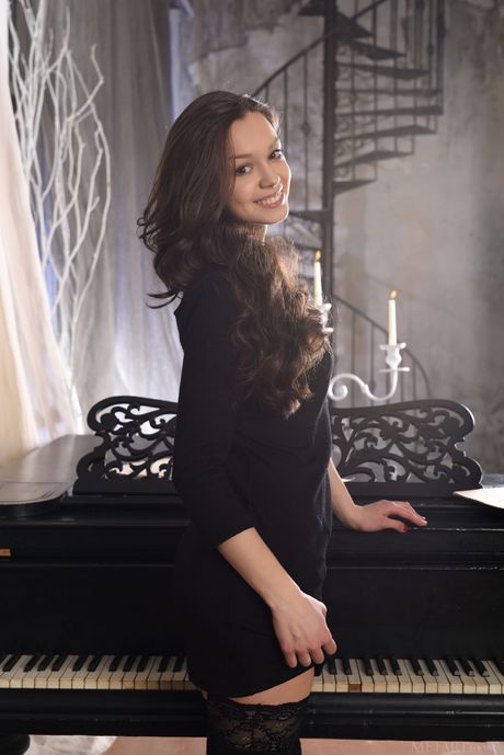 Thin teen Starlet removes her bikini and presents her tiny tits & twat