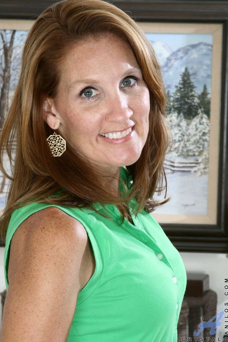 Petit cristal amateur montre ses gros seins et sa chatte rasée en solo
