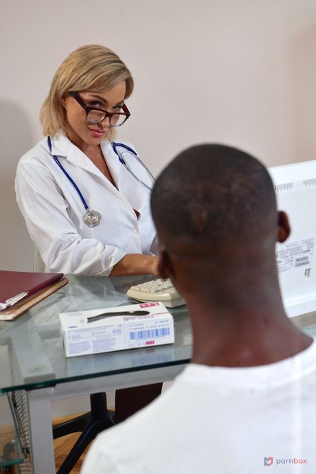 Porn World: Aubrey Black får sin fitta och röv knullad av två svarta män