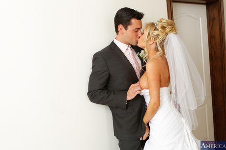 La criada rubia Tasha Reign seduce y golpea a su jefe el día de su boda
