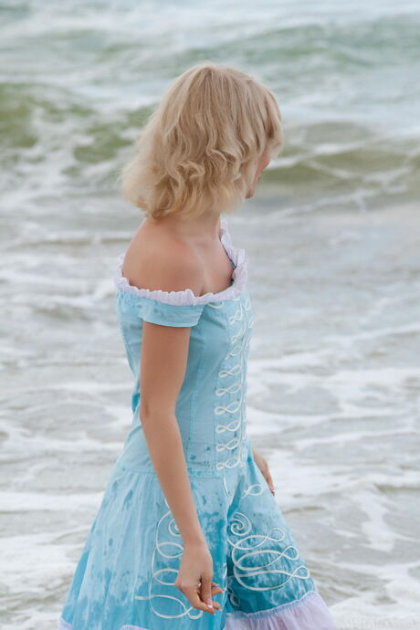 유연한 금발 십대 피오나 A가 해변에서 대담하게 알몸이됩니다.
