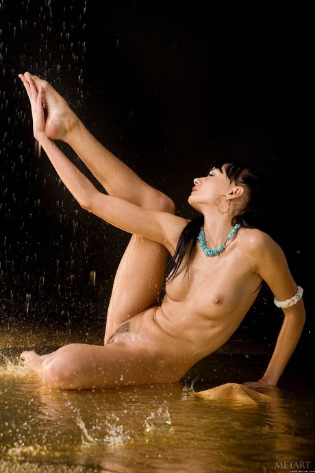 Der schöne Teenager Olya O entfernt ihr Kleid, um nackt mutig nackt zu modellieren
