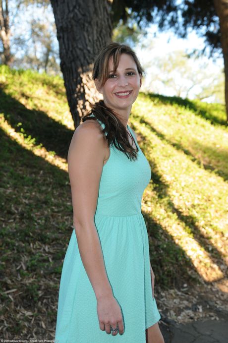 Hot amateur MILF Alice Chambers shows her big tits and exhibits perfect body