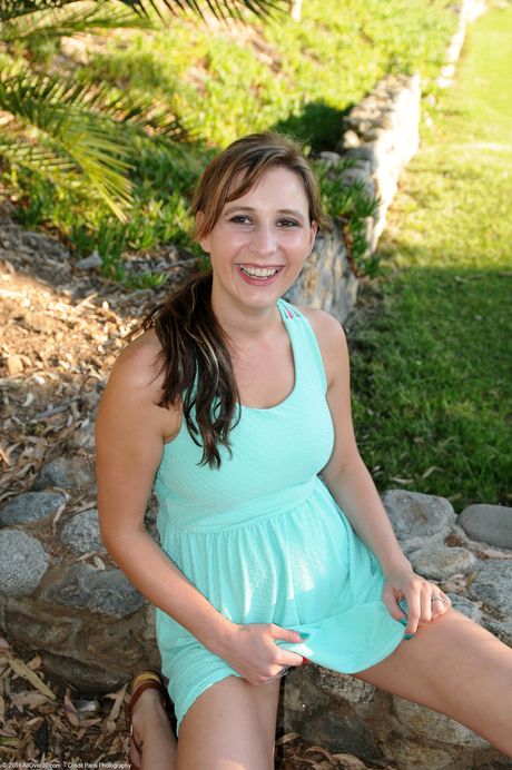 Hot amateur MILF Alice Chambers shows her big tits and exhibits perfect body