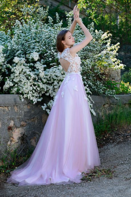 ロシア人美女エル・タン、庭で全裸になり穴を見せる
