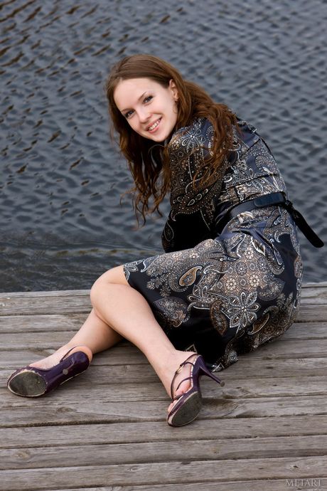 Svelte teen ilze a demonstrerer hendes store bryster og poserer nøgne
