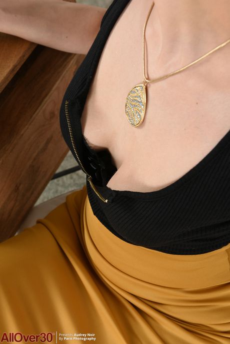 الساخنة MILF Audrey Noir يظهر غنائمها الكبيرة وتنشر بوسها المشعر
