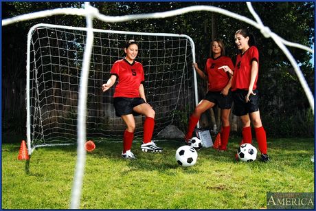 サッカー選手のカーメン・マッカーシー、ミンディ・メイン、トリスタン・キングスレーが4Pファック
