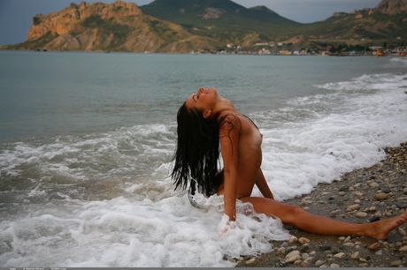 Wspaniała nastolatka Ingaa pokazuje swoje duże piersi i pozuje nago na plaży
