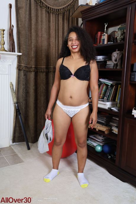 Ebony MILF Theresa Long shows her hairy underarms and trimmed bush