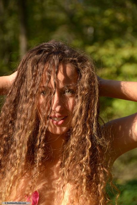 Sarka hace alarde de sus grandes tetas y su coño peludo mientras revela su cuerpo en el monte
