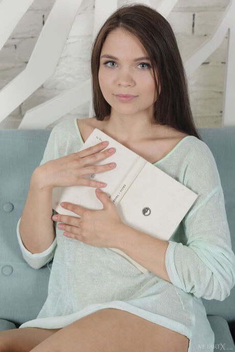 La charmante adolescente Adriana Fawn retire ses vêtements pour poser nue sans hésitation
