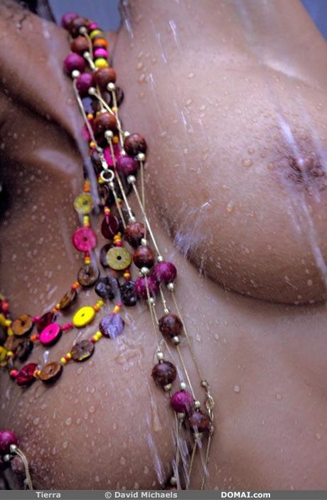 Slender Teen Tierra mostra le sue piccole tette e posa nuda in un assolo
