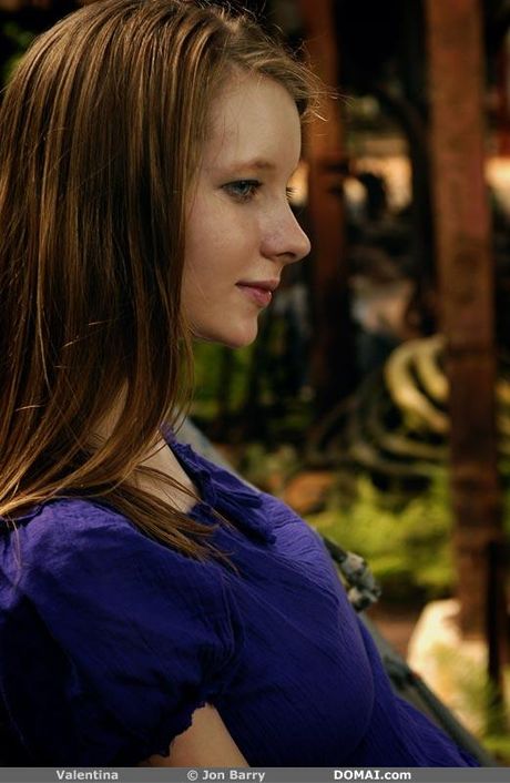 身材苗条的少女瓦伦蒂娜在户外展示令人难以置信的天然乳房
