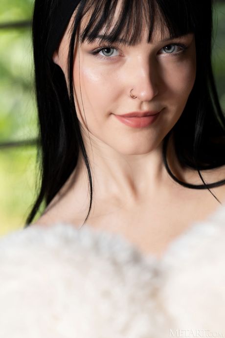 黑发少女 Amelia Riven 脱掉黑色连衣裙和高跟鞋，一丝不挂
