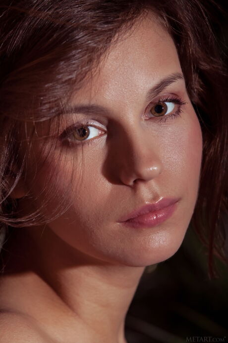 소파에서 누드 모델을 하기 위해 목도리를 벗는 마른 십대 티라타
