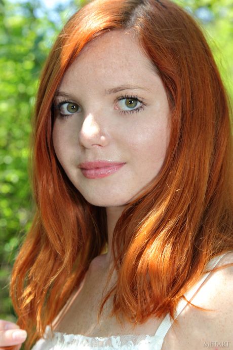 Sød rødhåret Sindi B strimler i ørkenen og viser hendes store bryster og hot røv
