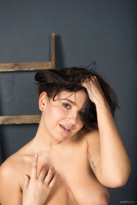 Slender Teen Sanita vertoont haar kleine tieten en harige poesje
