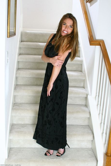 Mature MILF Kacey shows off her big ass & her tasty pussy in a solo