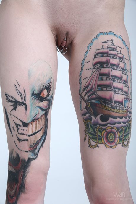 Watch 4 Beauty: Petite adolescente avec de gros seins smurfette exposent sa twat et pose en solo