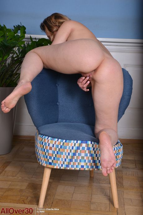 Amateur MILF Charlie Nice shows her big ass and toys her pussy