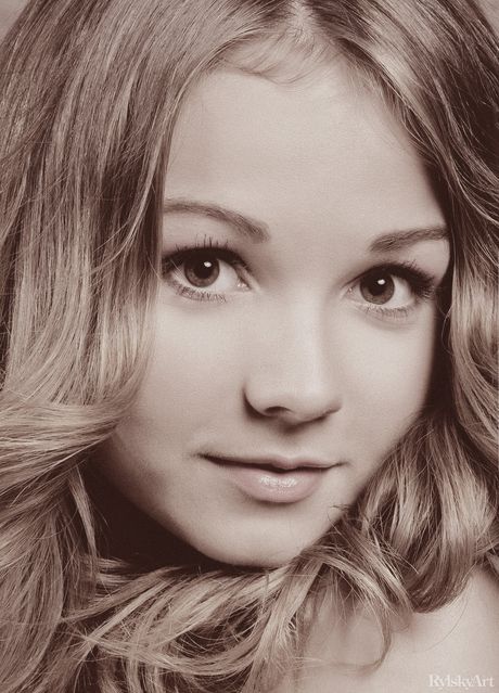 마른 우크라이나 베이비 제프 밀턴이 방에서 알몸으로 옷을 벗고 포즈를 취하고 있습니다.
