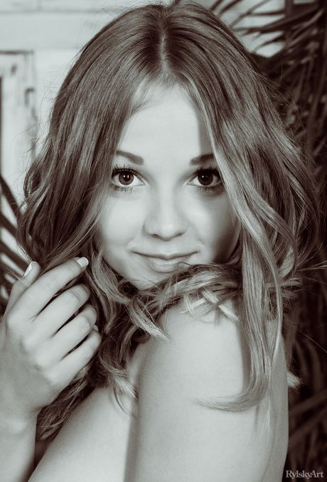 Das dünne ukrainische Baby Jeff Milton streift und posiert nackt in ihrem Zimmer
