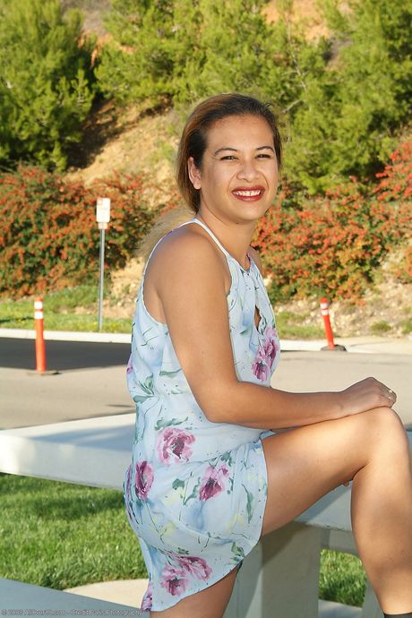 성숙한 아마추어 셰리는 야외에서 큰 엉덩이와 뜨거운 발을 보여줍니다.
