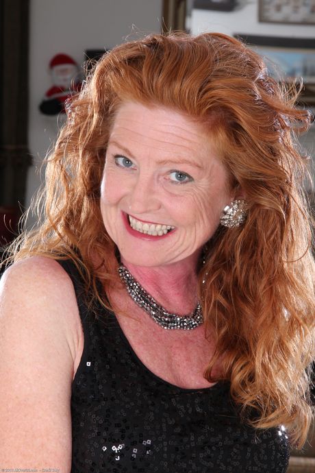 Dojrzała ruda Tami Estelle pokazuje swój duży tyłek i rozkłada cipkę
