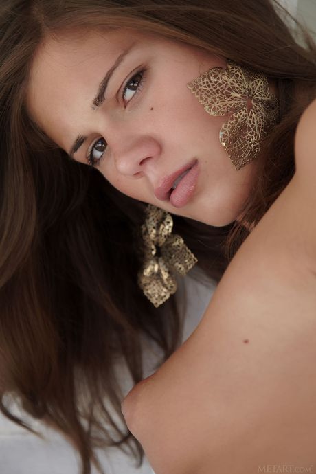 Glamour babe Caprice A posing naked in high heels outdoors