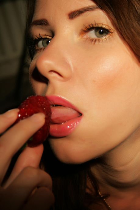 Ukrainska brud Tanusha A remsar hennes underkläder och visar sina stora tuttar
