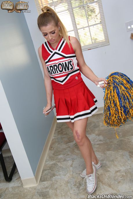 Blond cheerleader Sydney Cole får sin fitta knullad av en svart läkare
