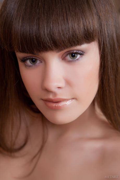 Delglo adolescente Candy Rose exhibe sus pequeñas tetas y poses desnudas