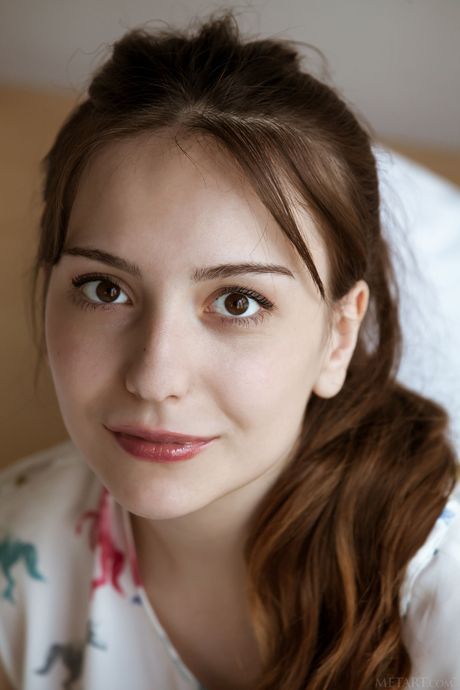 Maxima takes off her denim shorts and exposes her sexy body in the hotel room