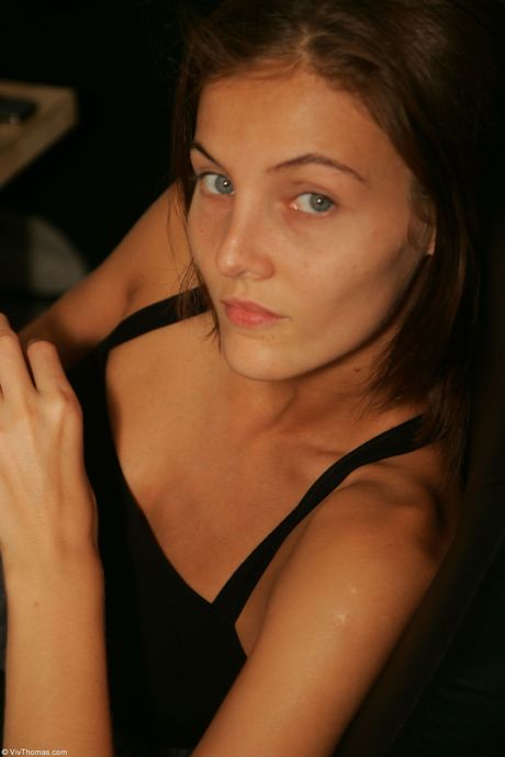 セクシーレズビアンのアレッタ・オーシャンとエスメラルダ・A、お互いのアソコにキス＆フィンガー
