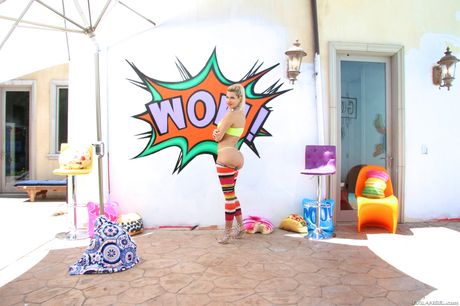 Blonde Latina Savana Styles mostra il suo culo grosso e le sue tette in un assolo
