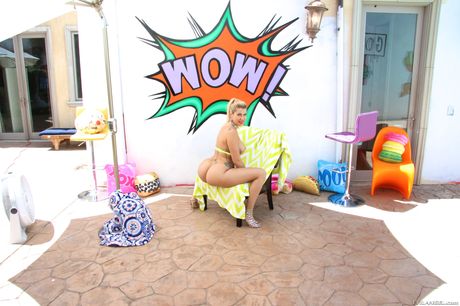 Les styles Blonde Latina Savana montrent son gros cul et ses seins en solo
