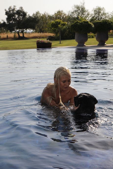 レズビアンのトレイシー・リンゼイとスージー・カリーナがプールサイドのパティオでセックス。
