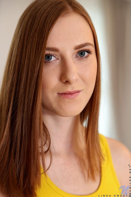 Linda Sweet takes a dildo to her pussy after getting naked in heels