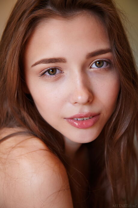 امرأة سمراء فاتنة ميلا أزول تتباهى بها ثديها الكبير وحمارها المثيرة
