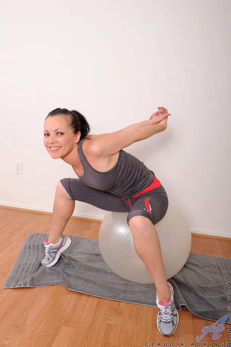 ロシアの熟女、クラウディア・アドキンスがヨガをしながら裸になってオナニーをする。
